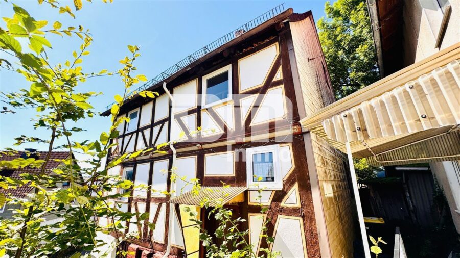 2 Einfamilienhäuser in gesuchter Wohnlage mit viel Potenzial zum Paketpreis - Frontansicht Haus Fachwerk